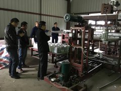 公司親臨現(xiàn)場指導(dǎo)快餐盒機研發(fā)改進(jìn)實驗